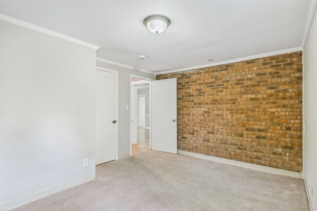 Building Photo - Large Home in Guilford Hills, Hardwood Flo...