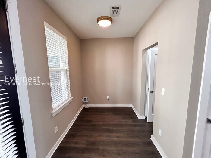 Building Photo - 305 Jeffries Wy