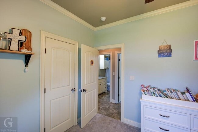 Building Photo - 364 Wood Springs