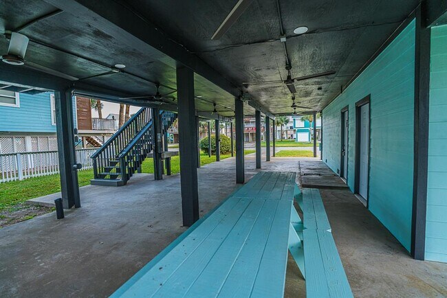 Building Photo - 13826 Pirates Beach Blvd