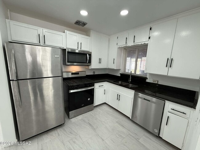 Building Photo - 333 E Linden St
