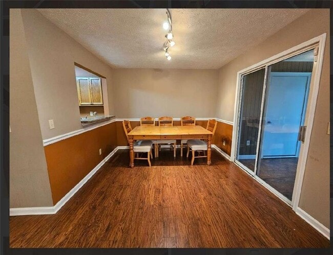 Building Photo - 2539 Oakridge Pl