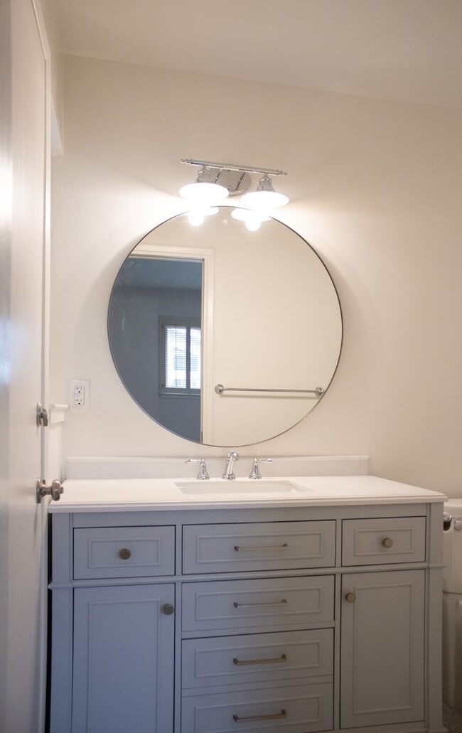 Building Photo - 3 BD 2 BA in Tahoe Park