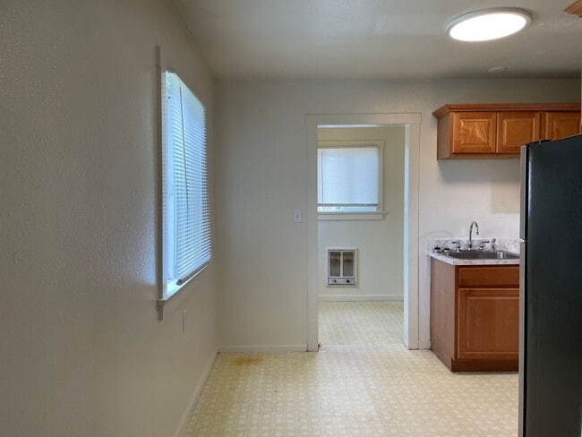 Building Photo - Nice 1 Bedroom 1 Bath Duplex
