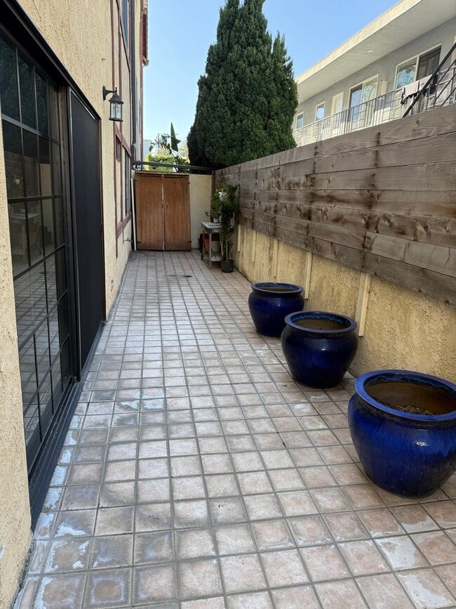 Building Photo - Upgraded 2 Bedroom Condo in Ideal Santa Mo...