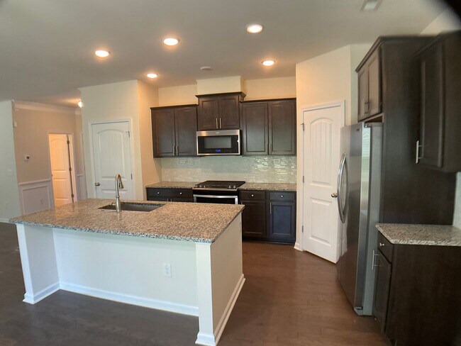 Building Photo - 4 Bed, 3 Bath in Desirable Apex