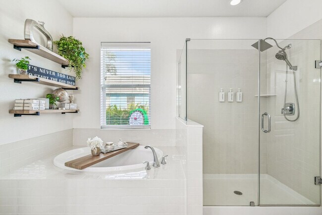 Building Photo - 109 W Hollywood St