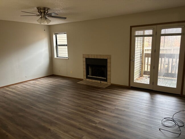 Building Photo - 3 Bedroom/2 Bathroom Apartment!