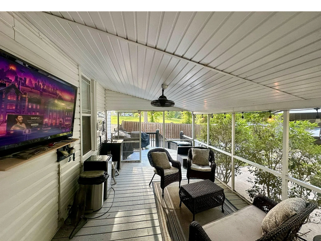 Building Photo - **Charming Small-Town Home Near Clark's Hi...