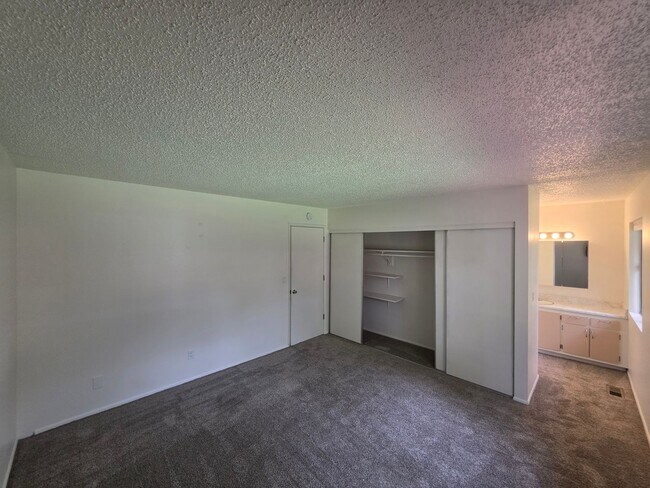 Building Photo - 3885 N Fanning Dr