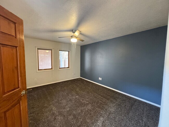 Building Photo - 870 Southeast Cir NW