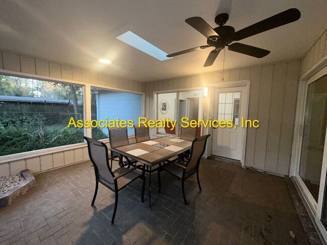 Building Photo - 3 Bed/2 Bath Spacious Home in Mason Manor! Screened Porch and Fenced Backyard!!!