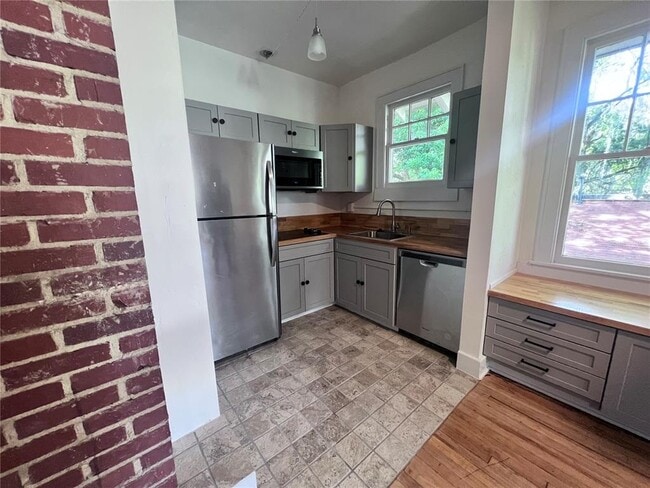 Building Photo - 204 NW 3rd St