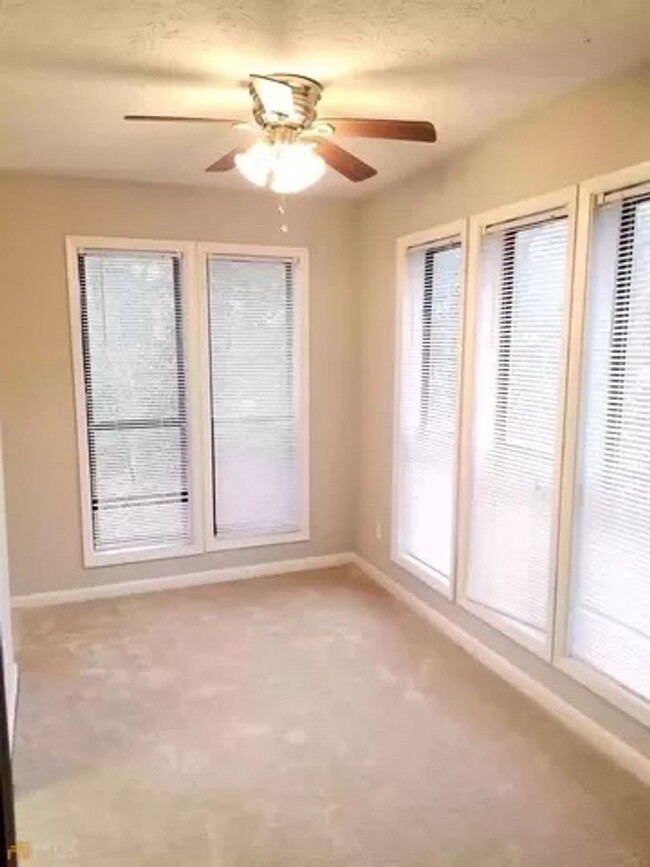Building Photo - Room in 2 Bedroom Condo at Roberts Dr