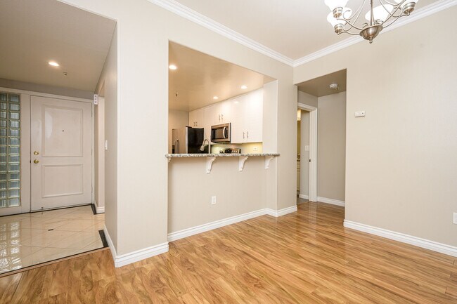 Building Photo - 2253 Martin