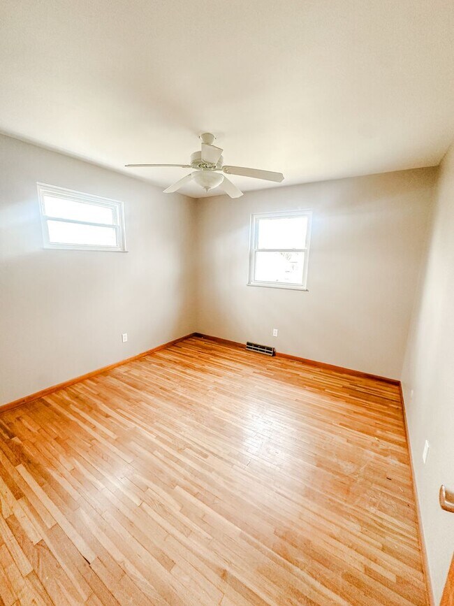 Building Photo - Amazing three bedroom 1 1/2 bathroom home, fenced in yard, extra storage, many updates!