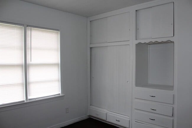 Building Photo - 3800 Woodside Dr