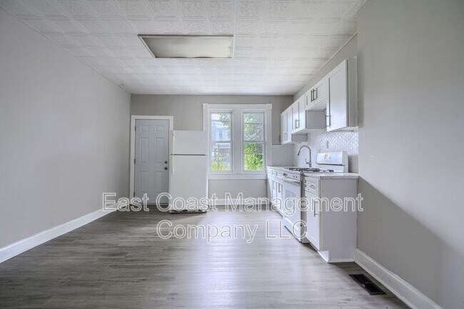 Building Photo - 2107 W Saratoga St
