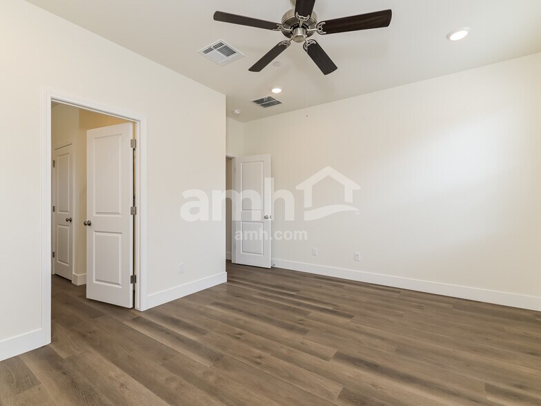 Building Photo - 541 Sacred Lotus Pl