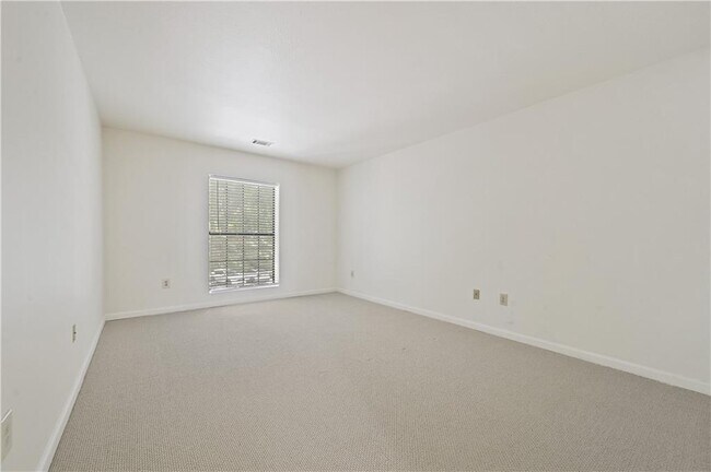 Building Photo - 2201 Pine Heights Dr NE