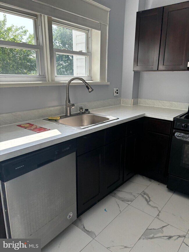 Building Photo - 119 N Forklanding Rd