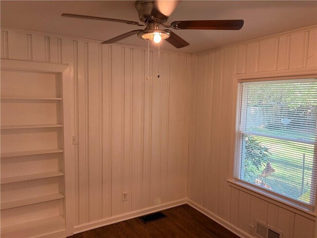 Building Photo - 1990 S Columbia Pl