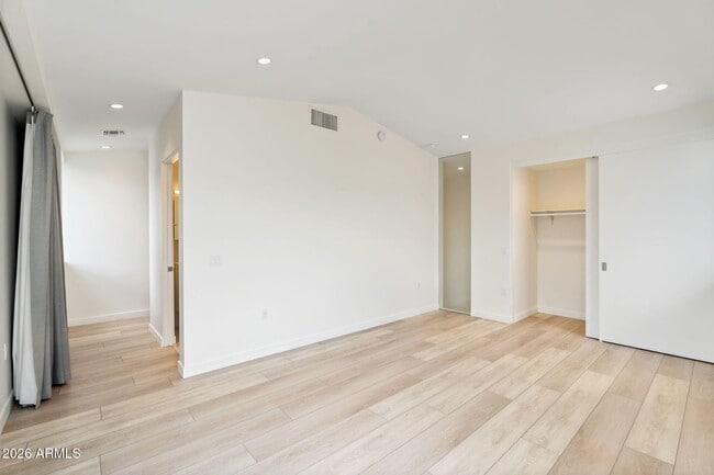 Building Photo - 1337 E Polk St