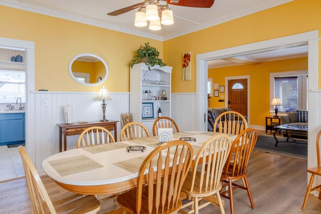 Building Photo - 640 S Columbia St