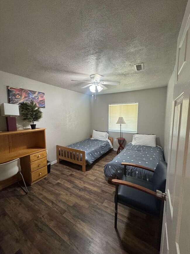 Building Photo - FURNISHED OR UNFURNISHED 5 BEDROOM 3 BATH HOME WITH POOL