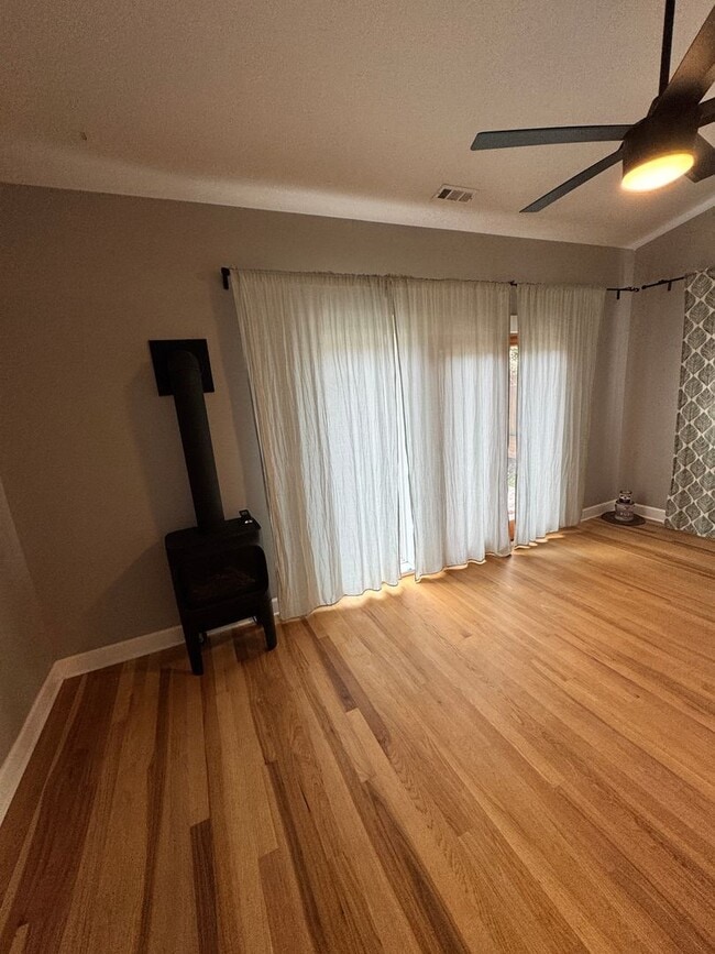 Building Photo - Eclectic Portland Home with Modern Touches...