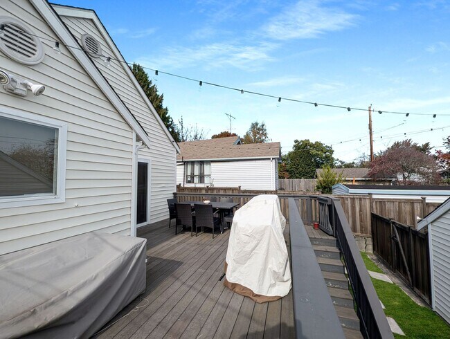 Building Photo - Elegant 3-Bedroom Home with Exceptional Craftsmanship in West Seattle