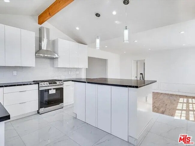 Building Photo - 1703 Kelton Ave