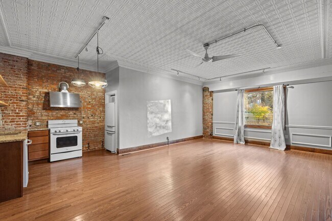 Building Photo - Charming 2 Bedroom Apartment in Benton Par...