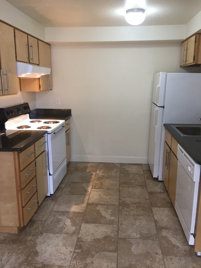 Building Photo - Spacious Private Upper Corner Unit Overloo...
