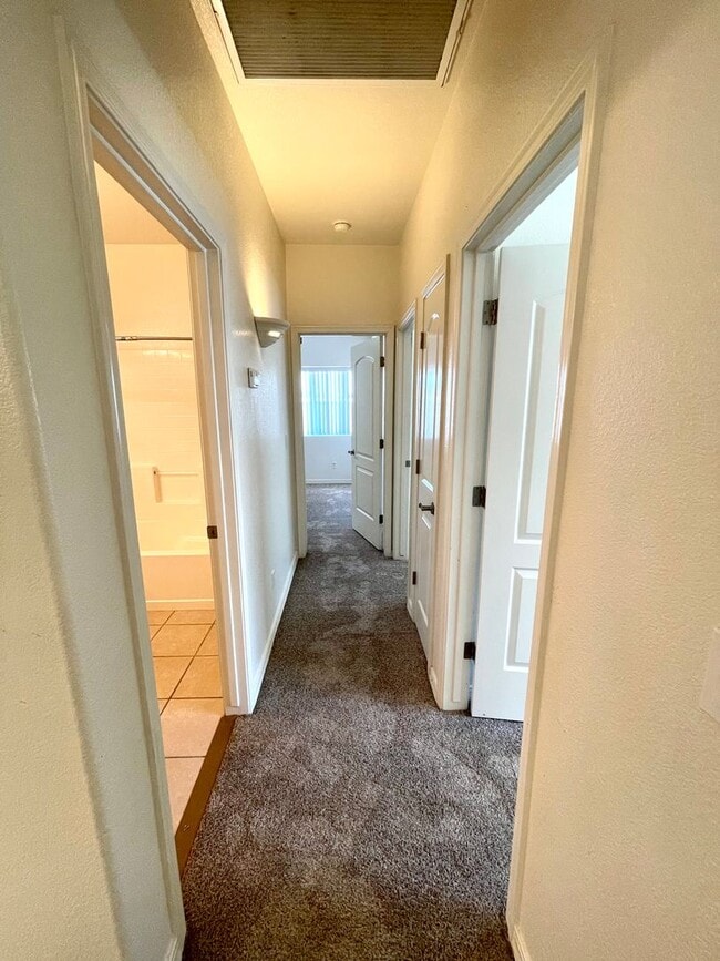 Building Photo - Great 3 Bedroom Duplex near the Kingman Hospital!