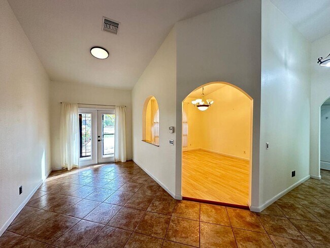 Building Photo - 1180 SW Mirror Lake Cove