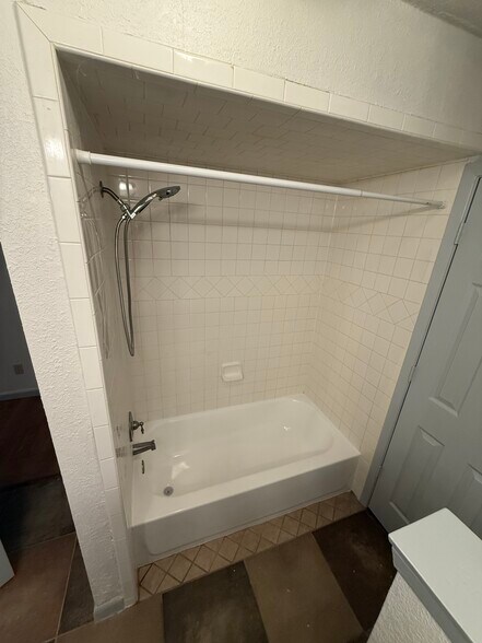 Building Photo - 254 Linda Ln