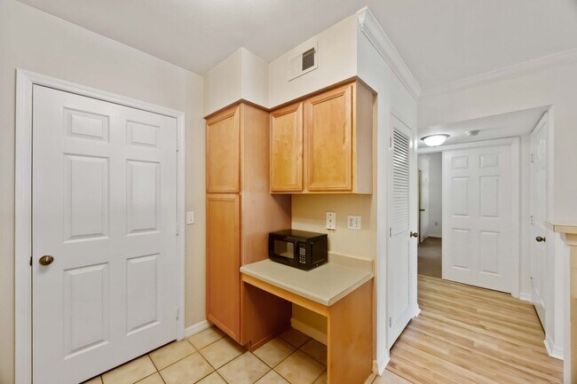 Building Photo - Spacious 1/1 unit available now for annual rent