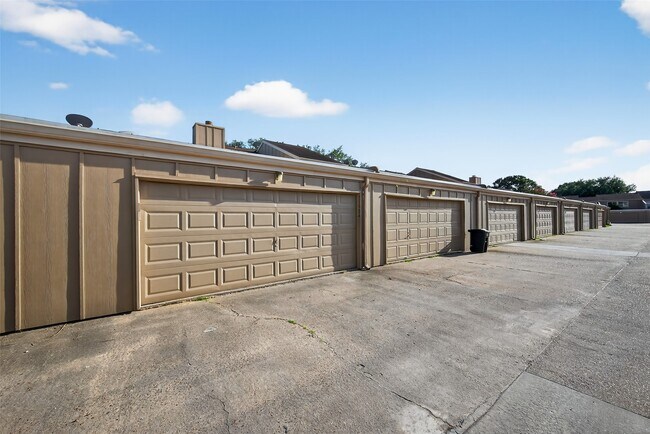 Building Photo - 11504 Village Pl Dr
