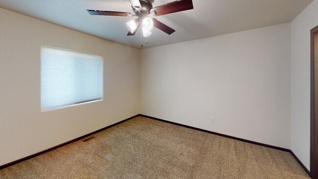 Building Photo - Stylish Living in a 3-Bed, 2-Bath Home wit...
