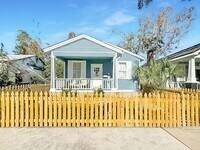 Building Photo - 4 Bedroom 2 Bath Bungalow, in Forsyth Park- Available now!!!