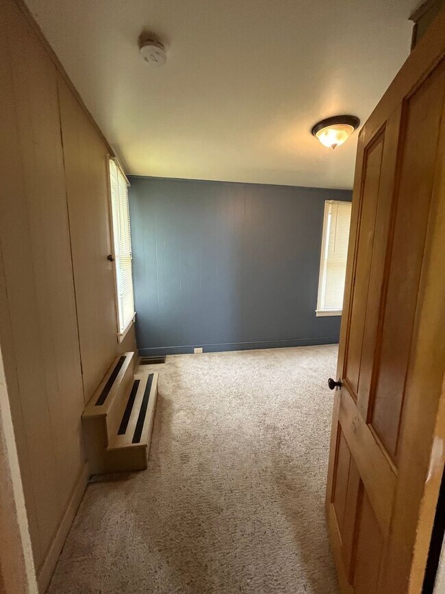 Building Photo - Spacious 4-5 Bedroom, 1.5 Bathroom 2-Story...