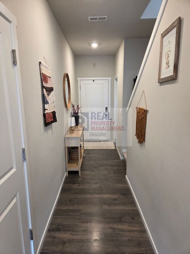 Building Photo - Check Out This Beautiful 4 Bedroom, 2.5 Bath Home!