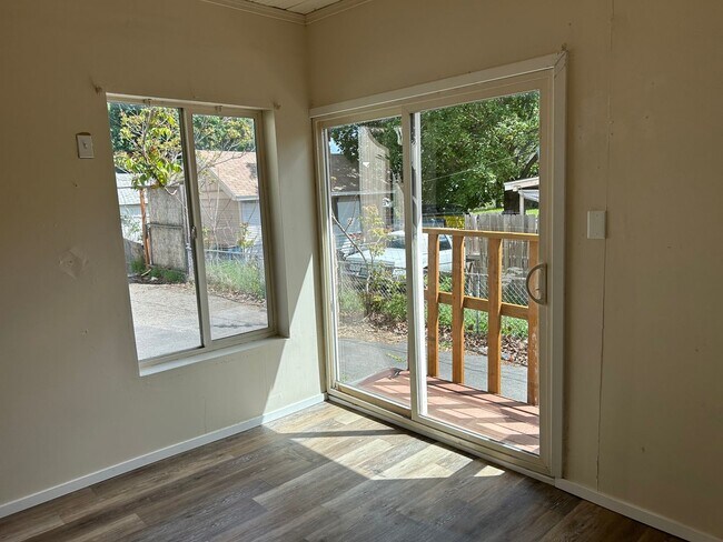 Building Photo - 3 Bed 1 Bath Home With Fresh Updates!!!