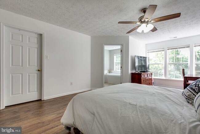 Building Photo - 8893 Papillon Dr