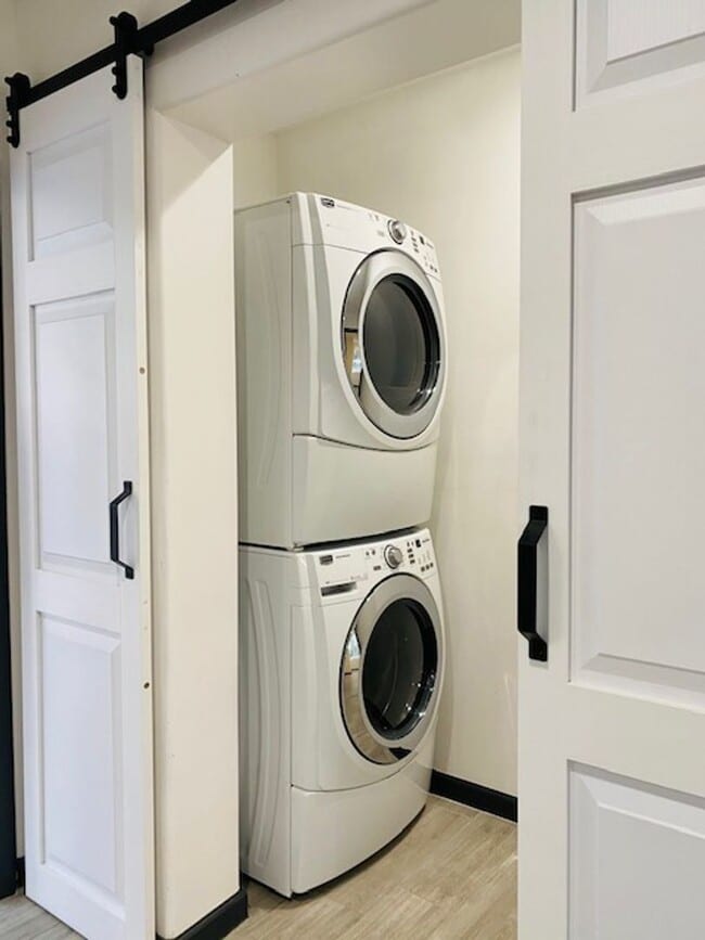 Building Photo - Modern Centrally Located 3 bed, 2 bath w/Large back yard