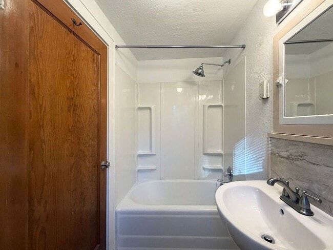 Building Photo - 3511 Willamette St