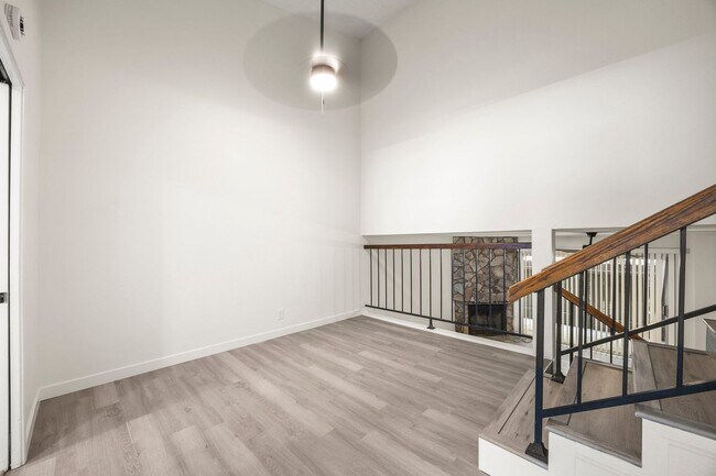 Building Photo - Spacious 2 Bedroom 2 Bathroom 3 Story Cond...