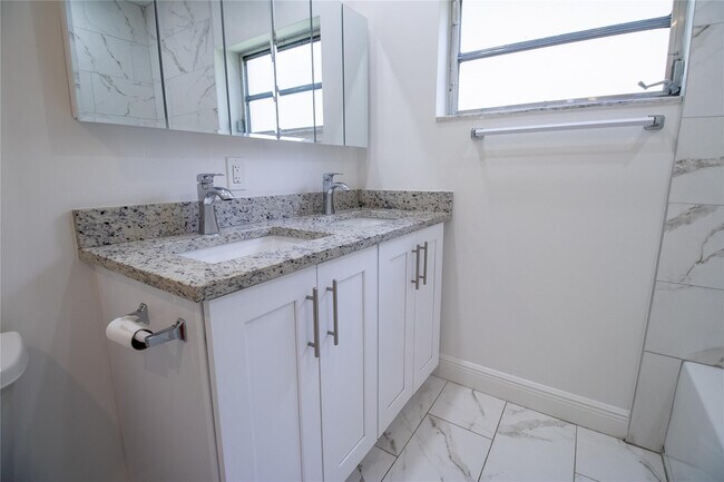 Building Photo - 1423 SW 2nd St