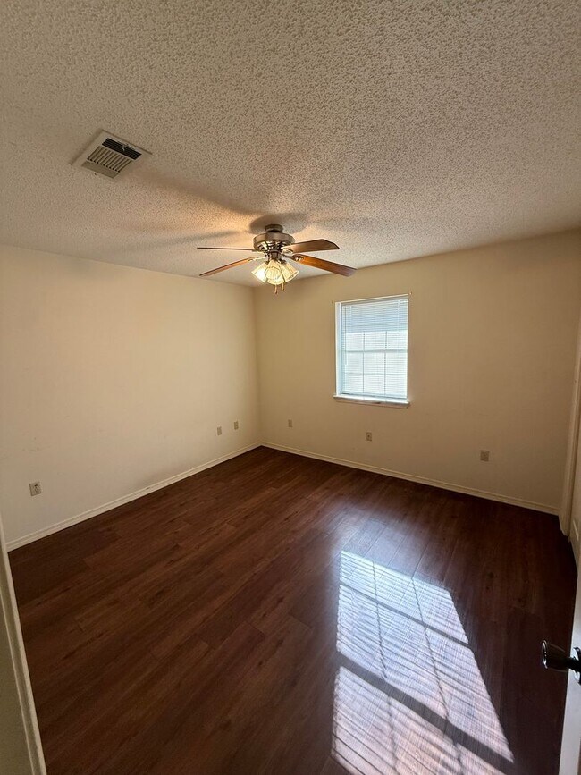 Building Photo - 312 E H Pl